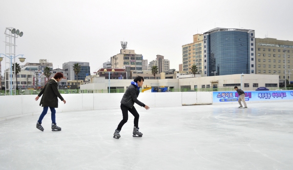 济州市塔洞户外溜冰场对外开放
