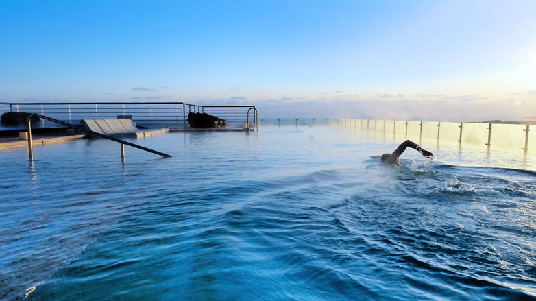 酒店街推出包含室外游泳池免费使用等优惠的夏日套餐